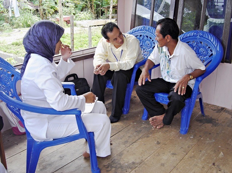 A psychiatric nurse and a community mental health nurse trainee performing a home visit for a person with a mental disorder in the disaster area, Simeulue, 2005 / Albert Maramis