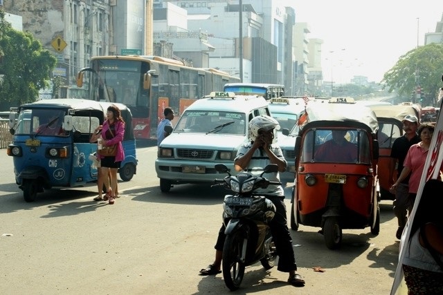 Minibus and Transjakarta: Transport wars?