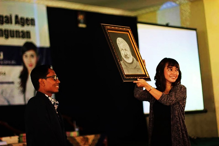 Nova Riyanti Yusuf auctions off a pencil drawing of Ernest Hemmingway by Agus to raise money for KPSI / Agus Sugianto