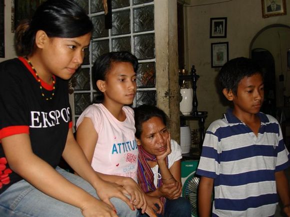 Biliki with her three children in Jakarta, August 2006 vanKlinken3.jpg